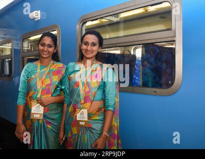 (190409) -- MATARA, 9 aprile 2019 (Xinhua) -- le donne in costumi tradizionali aspettano di sperimentare la linea ferroviaria Matara-Beliatta presso la stazione ferroviaria di Matara in Sri Lanka, 8 aprile 2019. Lunedì scorso il governo dello Sri Lanka ha dichiarato di aprire una linea ferroviaria costruita tra Matara e Beliatta nella parte meridionale dell'isola, che si spera aumenterà il traffico passeggeri nel profondo sud. L'estensione ferroviaria è stata finanziata dalla Export-Import Bank of China (China EXIM Bank) e il contratto è stato assegnato alla China National Machinery Import and Export Corporation. Una parte importante di t Foto Stock