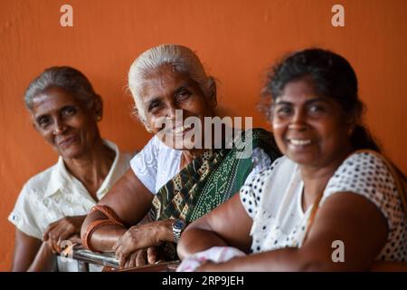 (190409) -- MATARA, 9 aprile 2019 (Xinhua) -- le donne aspettano di sperimentare la linea ferroviaria Matara-Beliatta presso la stazione ferroviaria di Matara in Sri Lanka, 8 aprile 2019. Lunedì scorso il governo dello Sri Lanka ha dichiarato di aprire una linea ferroviaria costruita tra Matara e Beliatta nella parte meridionale dell'isola, che si spera aumenterà il traffico passeggeri nel profondo sud. L'estensione ferroviaria è stata finanziata dalla Export-Import Bank of China (China EXIM Bank) e il contratto è stato assegnato alla China National Machinery Import and Export Corporation. Una parte importante della costruzione era carr Foto Stock