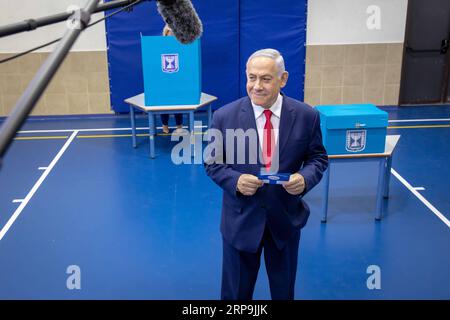 (190409) -- GERUSALEMME, 9 aprile 2019 -- il primo ministro israeliano Benjamin Netanyahu lancia il suo voto in una sede elettorale a Gerusalemme, 9 aprile 2019. Israele martedì mattina ha iniziato le elezioni generali di un giorno in tutto il paese per scegliere il suo prossimo parlamento e decidere la premiership. JINI/Emil Salman) MIDEAST-JERUSALEM-ELECTION-ISRAELI PM-VOTE guoyu PUBLICATIONxNOTxINxCHN Foto Stock