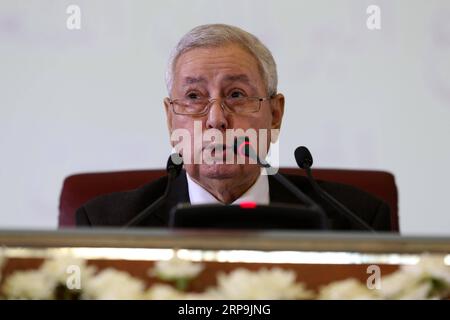 (190409) -- ALGERI, 9 aprile 2019 -- Abdelkader Bensalah partecipa a una cerimonia di giuramento ad Algeri, Algeria, il 9 aprile 2019. Martedì il parlamento algerino ha nominato Abdelkader Bensalah presidente ad interim, dopo le dimissioni del presidente Abdelaziz Bouteflika la scorsa settimana. ALGERIA-ALGERI-PRESIDENTE AD INTERIM huangxling PUBLICATIONxNOTxINxCHN Foto Stock