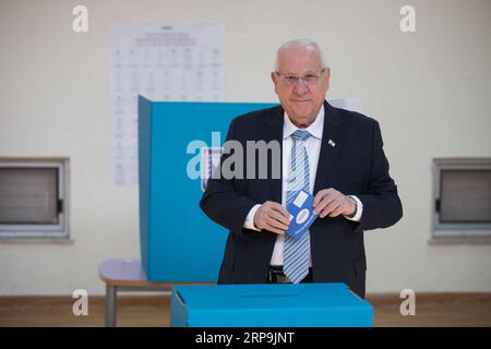 (190409) -- GERUSALEMME, 9 aprile 2019 -- il presidente israeliano Reuven Rivlin pronuncia il suo voto in un seggio elettorale a Gerusalemme, il 9 aprile 2019. Israele martedì mattina ha iniziato le elezioni generali di un giorno per scegliere il suo prossimo parlamento e decidere la premiership. JINI) MIDEAST-JERUSALEM-ELECTION-RIVLIN-VOTE GUOYU PUBLICATIONXNOTXINXCHN Foto Stock