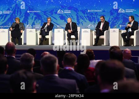 (190410) -- ST. PIETROBURGO, 10 aprile 2019 -- (L-R) il primo ministro norvegese Erna Solberg, il presidente finlandese Sauli Niinisto, il presidente russo Vladimir Putin, il presidente islandese Gudni Johannesson e il primo ministro svedese Stefan Lofven partecipano al 5° Forum artico internazionale a St.. Pietroburgo, Russia, 9 aprile 2019. Il 5° Forum Internazionale Artico si è tenuto a St. Pietroburgo per discutere lo sviluppo socio-economico dei territori artici. Evgeny Sinitsyn) RUSSIA-ST. PIETROBURGO-FORUM ARTICO INTERNAZIONALE lujinbo PUBLICATIONxNOTxINxCHN Foto Stock