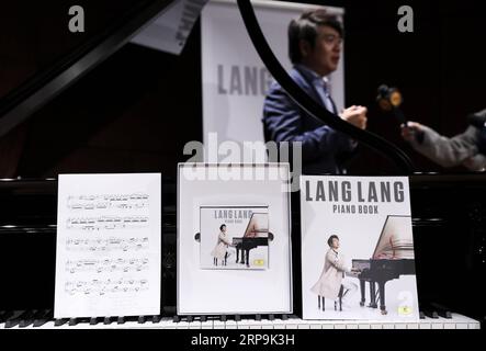 (190410) -- NEW YORK, 10 aprile 2019 (Xinhua) -- il nuovo album del pianista Lang Lang piano Book è stato visto durante una conferenza stampa a New York, negli Stati Uniti, 9 aprile 2019. Lang Lang ha tenuto una conferenza stampa qui martedì per promuovere il suo nuovo album piano Book , pubblicato il 29 marzo di quest'anno. Come primo nuovo album in tre anni dal celebre virtuoso del pianoforte, piano Book mira a portare la musica classica a un pubblico globale e diffondere il messaggio che la musica classica è universale, secondo un comunicato stampa. (XINHUA/WANG YING) U.S.-NEW YORK-LANG LANG-NEW ALBUM-PRESS CONFERE Foto Stock