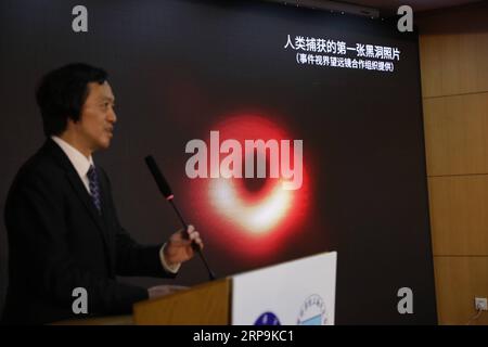 (190410) - SHANGHAI, 10 aprile 2019 (Xinhua) - Shen Zhiqiang, capo dell'Osservatorio Astronomico di Shanghai (SAO), presiede una conferenza stampa per pubblicare la prima immagine di un buco nero supermassiccio nel cuore della lontana galassia M87, nella Shanghai orientale della Cina, 10 aprile 2019. L'immagine del buco nero, basata sulle osservazioni attraverso l'Event Horizon Telescope (EHT), un array su scala planetaria di otto radiotelescopi a terra forgiati attraverso la collaborazione internazionale, è stata svelata in conferenze stampa coordinate in tutto il mondo intorno alle 21:00 (ora di Pechino) di mercoledì. T Foto Stock