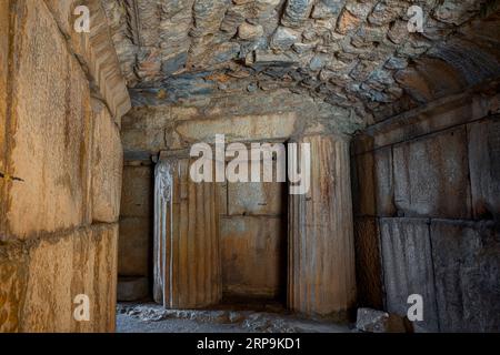 Parodos (ingresso laterale al palco). Grande teatro. Antica Efeso. Izmir, Turchia Foto Stock