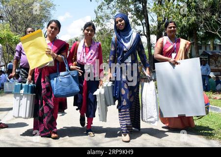 (190410) -- ASSAM, 10 aprile 2019 -- i funzionari dei sondaggi indiani partono per le rispettive cabine elettorali a Tezpur, nello stato nordorientale dell'Assam in India, il 10 aprile 2019. Le elezioni generali in India inizieranno l'11 aprile. ) INDIA-TEZPUR-Streger ELETTORALE GENERALE PUBLICATIONxNOTxINxCHN Foto Stock