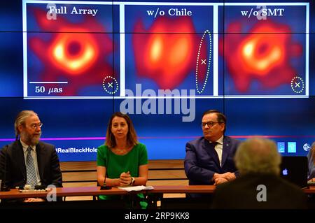 (190410) -- SANTIAGO, 10 aprile 2019 -- Geoffrey Crew (1st L), ricercatore presso il MIT Haystack Observatory, Violette Impellizzeri (2nd L), astronoma presso l'Atacama Large Millimeter/submillimeter Array (ALMA), e Xavier Barcons (3rd L), direttore generale dell'European Southern Observatory (ESO), partecipano a una conferenza stampa a Santiago, capitale del Cile, il 10 aprile 2019. Gli astronomi hanno detto qui mercoledì che hanno catturato la prima immagine di un buco nero, rivelando la prima prova visiva diretta di un oggetto cosmico inseminabile e la sua ombra. CILE-SANTIAGO-BUCO NERO-CONFERENZA STAMPA JORG Foto Stock