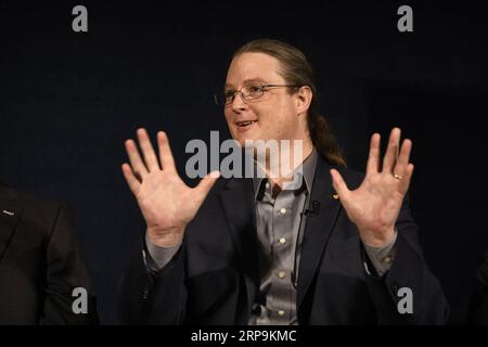 (190410) -- WASHINGTON, 10 aprile 2019 (Xinhua) -- l'astrofisico Avery Broderick partecipa a una conferenza stampa tenuta dal progetto Event Horizon Telescope (EHT) e dalla U.S. National Science Foundation (NSF) a Washington D.C., negli Stati Uniti, il 10 aprile 2019. Gli astronomi hanno detto qui mercoledì che hanno catturato la prima immagine di un buco nero, rivelando la prima prova visiva diretta di un oggetto cosmico inseminabile e la sua ombra. (Xinhua/Liu Jie) Washington D.C. PUBLICATIONxNOTxINxCHN - ZUMA 39792063esimo Copyright: xx Foto Stock