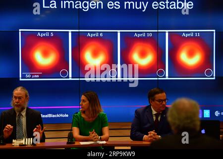 (190410) -- SANTIAGO, 10 aprile 2019 -- Geoffrey Crew (1st L), ricercatore presso il MIT Haystack Observatory, Violette Impellizzeri (2nd L), astronoma presso l'Atacama Large Millimeter/submillimeter Array (ALMA), e Xavier Barcons (3rd L), direttore generale dell'European Southern Observatory (ESO), partecipano a una conferenza stampa a Santiago, capitale del Cile, il 10 aprile 2019. Gli astronomi hanno detto qui mercoledì che hanno catturato la prima immagine di un buco nero, rivelando la prima prova visiva diretta di un oggetto cosmico inseminabile e la sua ombra. CILE-SANTIAGO-BUCO NERO-CONFERENZA STAMPA JORG Foto Stock