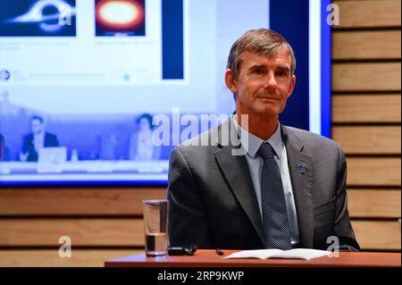 (190410) - SANTIAGO, 10 aprile 2019 - Sean Dougherty, direttore dell'Atacama Large Millimeter/submillimeter Array (ALMA), partecipa a una conferenza stampa a Santiago, capitale del Cile, il 10 aprile 2019. Gli astronomi hanno detto qui mercoledì che hanno catturato la prima immagine di un buco nero, rivelando la prima prova visiva diretta di un oggetto cosmico inseminabile e la sua ombra. CILE-SANTIAGO-BUCO NERO-CONFERENZA STAMPA JORGEXVILLEGAS PUBLICATIONXNOTXINXCHN Foto Stock