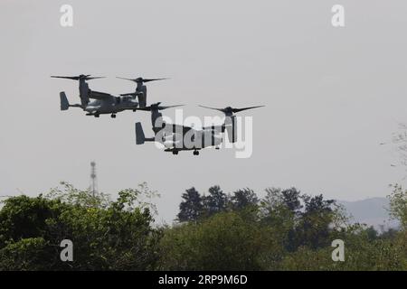 (190411) -- ZAMBALES PROVINCE, 11 aprile 2019 (Xinhua) -- due Marines statunitensi V-22 Osprey Tilt-Rotor Aircraft partecipano a un esercizio di atterraggio come parte delle Filippine-Stati Uniti Balikatan 2019 nella provincia di Zambales, Filippine, 11 aprile 2019. Le Filippine e gli Stati Uniti iniziarono il 1 aprile la loro più grande esercitazione militare congiunta annuale nota come Balikatan, o Shoulder-to-Shoulder. Portavoce dell'esercitazione per le Filippine tenente Cmdr. Liez Vidallon ha detto che ci sono circa 7.500 soldati partecipanti, composti da circa 4.000 soldati filippini e 3.500 americani, nelle esercitazioni di quest'anno. (Xinhu Foto Stock