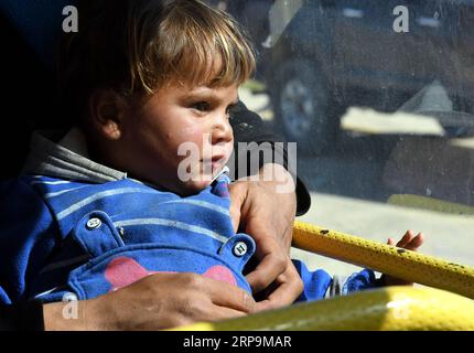 (190411) -- HOMS, 11 aprile 2019 -- i siriani sfollati sono visti dopo aver raggiunto l'attraversamento di Jlaighem nella campagna orientale della provincia di Homs nella Siria centrale, il 10 aprile 2019. Decine di civili hanno raggiunto un punto di attraversamento nel deserto siriano mercoledì dal campo profughi Rukban detenuto dai ribelli nel sud-est della Siria. Il campo di Rukban ospita 50.000 siriani sfollati, che soffrono della dura situazione umanitaria a causa del freddo e della mancanza di rifornimenti. SIRIA-HOMS-RUKBAN CAMP-CIVILI-LASCIARE AMMARXSAFARJALANI PUBLICATIONXNOTXINXCHN Foto Stock