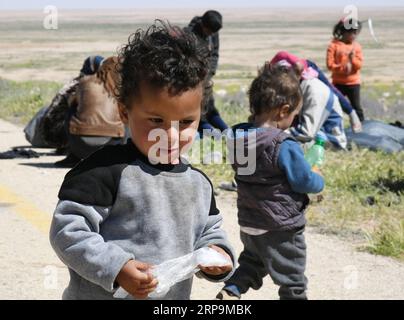 (190411) -- HOMS, 11 aprile 2019 -- i siriani sfollati sono visti dopo aver raggiunto l'attraversamento di Jlaighem nella campagna orientale della provincia di Homs nella Siria centrale, il 10 aprile 2019. Decine di civili hanno raggiunto un punto di attraversamento nel deserto siriano mercoledì dal campo profughi Rukban detenuto dai ribelli nel sud-est della Siria. Il campo di Rukban ospita 50.000 siriani sfollati, che soffrono della dura situazione umanitaria a causa del freddo e della mancanza di rifornimenti. SIRIA-HOMS-RUKBAN CAMP-CIVILI-LASCIARE AMMARXSAFARJALANI PUBLICATIONXNOTXINXCHN Foto Stock