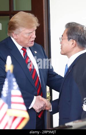 (190411) -- WASHINGTON, 11 aprile 2019 -- il presidente degli Stati Uniti Donald Trump (L) stringe la mano al presidente sudcoreano Moon Jae-in durante il loro incontro alla Casa Bianca a Washington D.C., negli Stati Uniti, l'11 aprile 2019. Trump ha detto giovedì che era possibile per lui tenere un terzo incontro con il leader della Repubblica Popolare Democratica di Corea (RPDC), Kim Jong un. Trump ha fatto le osservazioni mentre parlava ai media insieme alla sua controparte sudcoreana Moon Jae-in prima del loro incontro bilaterale alla Casa Bianca. ) STATI UNITI-WASHINGTON D.C.-PRESIDENTE-COREA DEL SUD-PRESIDENTE-M. Foto Stock