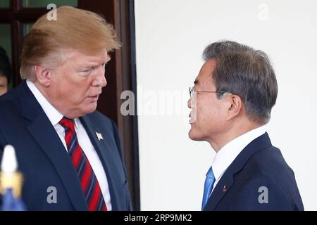 (190411) -- WASHINGTON, 11 aprile 2019 -- il presidente degli Stati Uniti Donald Trump (L) stringe la mano al presidente sudcoreano Moon Jae-in durante il loro incontro alla Casa Bianca a Washington D.C., negli Stati Uniti, l'11 aprile 2019. Trump ha detto giovedì che era possibile per lui tenere un terzo incontro con il leader della Repubblica Popolare Democratica di Corea (RPDC), Kim Jong un. Trump ha fatto le osservazioni mentre parlava ai media insieme alla sua controparte sudcoreana Moon Jae-in prima del loro incontro bilaterale alla Casa Bianca. ) STATI UNITI-WASHINGTON D.C.-PRESIDENTE-COREA DEL SUD-PRESIDENTE-M. Foto Stock