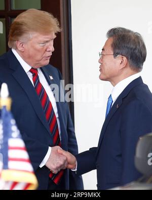 (190411) -- WASHINGTON, 11 aprile 2019 -- il presidente degli Stati Uniti Donald Trump (L) stringe la mano al presidente sudcoreano Moon Jae-in durante il loro incontro alla Casa Bianca a Washington D.C., negli Stati Uniti, l'11 aprile 2019. Trump ha detto giovedì che era possibile per lui tenere un terzo incontro con il leader della Repubblica Popolare Democratica di Corea (RPDC), Kim Jong un. Trump ha fatto le osservazioni mentre parlava ai media insieme alla sua controparte sudcoreana Moon Jae-in prima del loro incontro bilaterale alla Casa Bianca. ) STATI UNITI-WASHINGTON D.C.-PRESIDENTE-COREA DEL SUD-PRESIDENTE-M. Foto Stock