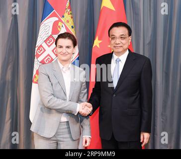 (190411) -- DUBROVNIK, 11 aprile 2019 -- il Premier cinese li Keqiang(R) incontra il primo ministro serbo Ana Brnabic, che è qui per partecipare all'ottavo incontro dei leader della Cina e dei paesi dell'Europa centrale e orientale (CEEC) nella città croata di Dubrovnik, 11 aprile 2019. ) CROAZIA-DUBROVNIK-CINA-LI KEQIANG-SERBO PM-MEETING SHENXHONG PUBLICATIONXNOTXINXCHN Foto Stock