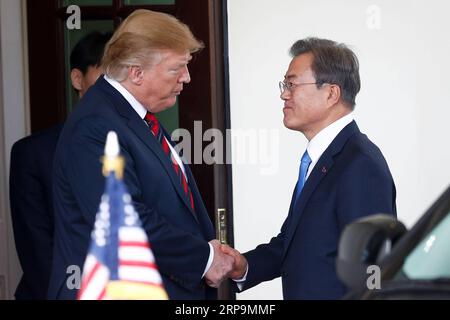 (190411) -- WASHINGTON, 11 aprile 2019 -- il presidente degli Stati Uniti Donald Trump (L, Front) stringe la mano al presidente sudcoreano Moon Jae-in durante il loro incontro alla Casa Bianca a Washington D.C., negli Stati Uniti, l'11 aprile 2019. Trump ha detto giovedì che era possibile per lui tenere un terzo incontro con il leader della Repubblica Popolare Democratica di Corea (RPDC), Kim Jong un. Trump ha fatto le osservazioni mentre parlava ai media insieme alla sua controparte sudcoreana Moon Jae-in prima del loro incontro bilaterale alla Casa Bianca. ) STATI UNITI-WASHINGTON D.C.-PRESIDENTE-COREA DEL SUD-PRES Foto Stock