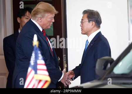 (190411) -- WASHINGTON, 11 aprile 2019 -- il presidente degli Stati Uniti Donald Trump (L, Front) stringe la mano al presidente sudcoreano Moon Jae-in durante il loro incontro alla Casa Bianca a Washington D.C., negli Stati Uniti, l'11 aprile 2019. Trump ha detto giovedì che era possibile per lui tenere un terzo incontro con il leader della Repubblica Popolare Democratica di Corea (RPDC), Kim Jong un. Trump ha fatto le osservazioni mentre parlava ai media insieme alla sua controparte sudcoreana Moon Jae-in prima del loro incontro bilaterale alla Casa Bianca. ) STATI UNITI-WASHINGTON D.C.-PRESIDENTE-COREA DEL SUD-PRES Foto Stock