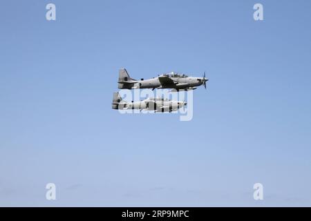 (190411) -- HAMAT (LIBANO), 11 aprile 2019 -- gli aerei A-29 Super Tucano sono visti durante le dimostrazioni dal vivo ad Hamat, nel nord del Libano, 11 aprile 2019. L'esercito libanese ha condotto dimostrazioni dal vivo per i razzi guidati laser APKWS ad Hamat giovedì. ) LEBANON-HAMAT-ARMY-LIVE DIMOSTRAZIONI khalid PUBLICATIONxNOTxINxCHN Foto Stock