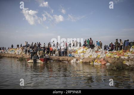 (190412) -- AHVAZ, 12 aprile 2019 -- la gente costruisce dighe fatte a mano per bloccare le acque alluvionali appena fuori dalla città di Ahvaz, capitale della provincia di Khuzestan, Iran, 11 aprile 2019. ) IRAN-AHVAZ-INONDAZIONE AhmadxHalabisaz PUBLICATIONxNOTxINxCHN Foto Stock