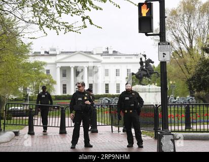 190412 -- WASHINGTON, 12 aprile 2019 Xinhua -- agenti dei servizi segreti sono visti fuori dalla Casa Bianca a Washington D.C., negli Stati Uniti, il 12 aprile 2019. Un uomo ha dato fuoco alla sua giacca fuori dalla Casa Bianca venerdì pomeriggio, secondo il servizio segreto degli Stati Uniti. Xinhua/Liu Jie U.S.-WASHINGTON D.C.-WHITE HOUSE-MAN-JACKET-FIRE PUBLICATIONxNOTxINxCHN Foto Stock