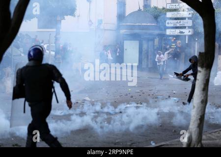 (190413) -- ALGERI, 13 aprile 2019 (Xinhua) -- scoppiano scontri tra manifestanti e forze antisommossa durante la marcia per respingere la nomina di Abdelkader Bensalah a presidente ad interim ad Algeri, Algeria, il 12 aprile 2019. Venerdì gli algerini hanno organizzato marce su larga scala per respingere la nomina di Abdelkader Bensalah a presidente ad interim. Le marce sono state condotte in tutta l'Algeria, mentre la più grande era nella capitale Algeri, dove milioni di persone sono scese in strada per chiedere la partenza dell'attuale presidente ad interim e dei membri del gabinetto di cura. (Xinhua) ALGERIA-ALGIER Foto Stock