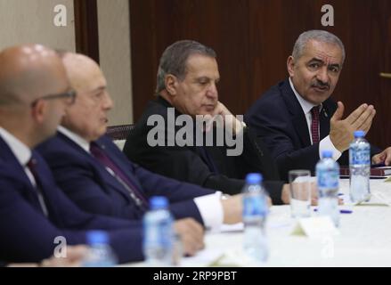 (190413) -- RAMALLAH, 13 aprile 2019 -- il nuovo primo ministro palestinese Mohammed Ishtaye (1° R) e i suoi membri del governo partecipano a un incontro con il presidente palestinese Mahmoud Abbas (non nella foto) a seguito della cerimonia di giuramento nella città di Ramallah in Cisgiordania, 13 aprile 2019. Il nuovo primo ministro palestinese Mohammed Ishtaye e i suoi membri del gabinetto hanno prestato giuramento sabato prima che il presidente Mahmoud Abbas si trovasse nella sua sede centrale nella città di Ramallah in Cisgiordania, ha riferito la televisione ufficiale. Pool/) MIDEAST-RAMALLAH-NUOVO GOVERNO PALESTINESE-GIURAMENTO A FadixArouri PUBLICATIONxNOTxINxCHN Foto Stock