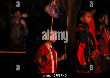 (190414) -- BANGKOK, 14 aprile 2019 (Xinhua) -- Un ragazzo aspetta il suo spettacolo di Nang Yai, un burattino ombra, al Wat Khanon nella provincia di Ratchaburi, Thailandia, 13 aprile 2019. Nang yai è una forma di gioco ombra che si trova in Thailandia e Cambogia. I burattini sono fatti di bufalo dipinto, mentre la storia è narrata da canzoni, canti e musica. (Xinhua/Zhang Keren) THAILANDIA-RATCHABURI-SHADOW PUBLICATIONxNOTxINxCHN Foto Stock