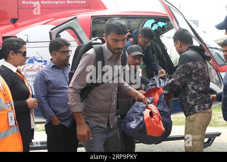 (190414) -- KATHMANDU, 14 aprile 2019 -- i funzionari trasportano i cadaveri delle vittime uccise in un incidente aereo nell'aeroporto di Lukla in Nepal all'ospedale didattico di Kathmandu, Nepal, 14 aprile 2019. Almeno due persone sono rimaste uccise dopo che un aereo della Summit Air si è scontrato con un elicottero all'aeroporto di Lukla in Nepal domenica mattina, secondo le autorità locali. NEPAL-KATHMANDU-AIRCRAFT COLLISION sunilxsharma PUBLICATIONxNOTxINxCHN Foto Stock