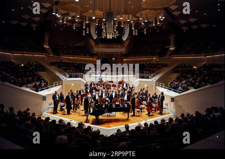 (190414) -- BERLINO, 14 aprile 2019 (Xinhua) -- foto scattata il 13 aprile 2019 mostra le stelle del concerto di domani presentata da Konzerthausorchester Berlin a Berlino, capitale della Germania. (Xinhua/Lian Zhen) GERMANIA-BERLIN-KONZERTHAUSORCHESTER BERLIN-STARS OF TOMORROW PUBLICATIONxNOTxINxCHN Foto Stock