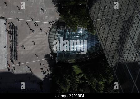 (190415) -- LONDRA, 15 aprile 2019 (Xinhua) -- foto scattata il 15 maggio 2018 mostra persone che camminano a Canary Wharf a Londra, in Gran Bretagna. L'accordo tra il primo ministro britannico Theresa May e l'Unione europea (UE) per prorogare la data della Brexit fino alla fine di ottobre ritarderà qualsiasi ripresa delle prestazioni economiche, ha affermato un economista in una recente intervista con Xinhua. L'accordo di maggio a Bruxelles con i leader dell'UE per spostare la data Brexit dal 12 aprile al 31 ottobre avrà conseguenze di politica economica e monetaria, secondo Paul Dales, capo economista britannico di Capital Economics, un'ana economica Foto Stock