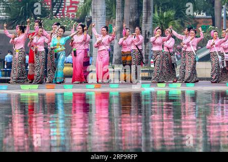 (190415) -- XISHUANGBANNA, 15 aprile 2019 (Xinhua) -- la gente celebra il festival della spolveratura d'acqua in una piazza nella città di Jinghong, prefettura autonoma dai di Xishuangbanna, provincia dello Yunnan della Cina sud-occidentale, 15 aprile 2019. Le persone si cospargono l'acqua l'una verso l'altra per pregare per la buona fortuna durante il tradizionale festival dell'acqua, che è anche il festival di Capodanno del gruppo etnico dai. (Xinhua/Zhang Yuwei) CHINA-YUNNAN-XISHUANGBANNA-WATER SPRINKLING FESTIVAL (CN) PUBLICATIONxNOTxINxCHN Foto Stock