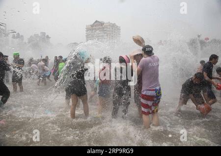 (190415) -- XISHUANGBANNA, 15 aprile 2019 (Xinhua) -- la gente celebra il festival della spolveratura d'acqua in una piazza nella città di Jinghong, prefettura autonoma dai di Xishuangbanna, provincia dello Yunnan della Cina sud-occidentale, 15 aprile 2019. Le persone si cospargono l'acqua l'una verso l'altra per pregare per la buona fortuna durante il tradizionale festival dell'acqua, che è anche il festival di Capodanno del gruppo etnico dai. (Xinhua/Duan Jian) CHINA-YUNNAN-XISHUANGBANNA-WATER SPRINKLING FESTIVAL (CN) PUBLICATIONxNOTxINxCHN Foto Stock