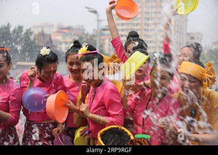 (190415) -- XISHUANGBANNA, 15 aprile 2019 -- la gente festeggia il festival della spolveratura d'acqua in una piazza nella città di Jinghong, prefettura autonoma dai di Xishuangbanna, provincia dello Yunnan della Cina sud-occidentale, 15 aprile 2019. Le persone si cospargono l'acqua l'una verso l'altra per pregare per la buona fortuna durante il tradizionale festival dell'acqua, che è anche il festival di Capodanno del gruppo etnico dai. Shao Bin) CHINA-YUNNAN-XISHUANGBANNA-WATER SPRINKLING FESTIVAL (CN) qinqing PUBLICATIONxNOTxINxCHN Foto Stock