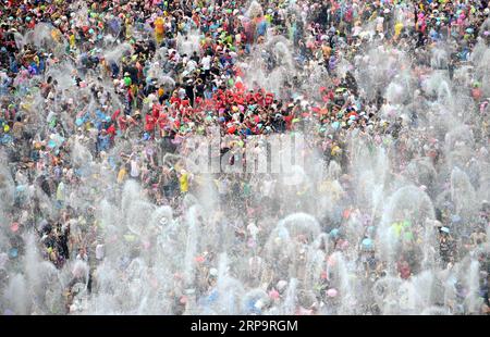 (190415) -- XISHUANGBANNA, 15 aprile 2019 -- la gente festeggia il festival della spolveratura d'acqua in una piazza nella città di Jinghong, prefettura autonoma dai di Xishuangbanna, provincia dello Yunnan della Cina sud-occidentale, 15 aprile 2019. Le persone si cospargono l'acqua l'una verso l'altra per pregare per la buona fortuna durante il tradizionale festival dell'acqua, che è anche il festival di Capodanno del gruppo etnico dai. Qin Qing) CHINA-YUNNAN-XISHUANGBANNA-WATER SPRINKLING FESTIVAL (CN) qinqing PUBLICATIONxNOTxINxCHN Foto Stock