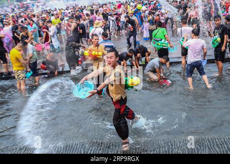 (190415) -- XISHUANGBANNA, 15 aprile 2019 (Xinhua) -- la gente celebra il festival della spolveratura d'acqua in una piazza nella città di Jinghong, prefettura autonoma dai di Xishuangbanna, provincia dello Yunnan della Cina sud-occidentale, 15 aprile 2019. Le persone si cospargono l'acqua l'una verso l'altra per pregare per la buona fortuna durante il tradizionale festival dell'acqua, che è anche il festival di Capodanno del gruppo etnico dai. (Xinhua/Zhang Yuwei) CHINA-YUNNAN-XISHUANGBANNA-WATER SPRINKLING FESTIVAL (CN) PUBLICATIONxNOTxINxCHN Foto Stock