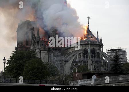 (190416) -- PARIGI, 16 aprile 2019 -- la Cattedrale di Notre Dame è in fiamme nel centro di Parigi, capitale della Francia, il 15 aprile 2019. L'incendio alla Notre Dame del lunedì pomeriggio ha distrutto la guglia della storica cattedrale di 850 anni. FRANCE-PARIS-NOTRE DAME CATHEDRAL-FIRE ALEXANDREXKARMEN PUBLICATIONXNOTXINXCHN Foto Stock