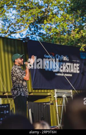 3 settembre 2023, New York, New York: (INT) EMCIDA e Goyo si esibiscono sul palco estivo del Centra Park. 3 settembre 2023, New York, USA: EMCIDA, famoso rapper brasiliano, si esibisce dal vivo durante il Summer Stage Festival a Central Park, New York con la presenza di fan che hanno cantato insieme a lui. Lo spettacolo è in associazione con il 27° Inffinito Brazilian Film Festival che presenta una proiezione del documentario che celebra la sua carriera e la ricca eredità della cultura nera brasiliana e con una presentazione musicale di Goyo, 'Gloria ''Goyo''' Martinez', cantante, produttore e co-fondatore di ChocQuibTo Foto Stock