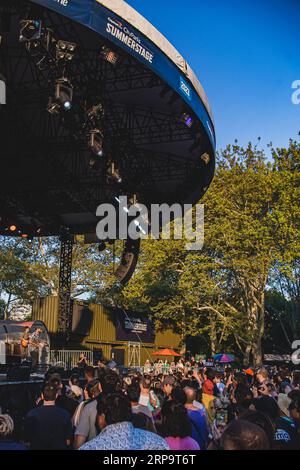 3 settembre 2023, New York, New York: (INT) EMCIDA e Goyo si esibiscono sul palco estivo del Centra Park. 3 settembre 2023, New York, USA: EMCIDA, famoso rapper brasiliano, si esibisce dal vivo durante il Summer Stage Festival a Central Park, New York con la presenza di fan che hanno cantato insieme a lui. Lo spettacolo è in associazione con il 27° Inffinito Brazilian Film Festival che presenta una proiezione del documentario che celebra la sua carriera e la ricca eredità della cultura nera brasiliana e con una presentazione musicale di Goyo, 'Gloria ''Goyo''' Martinez', cantante, produttore e co-fondatore di ChocQuibTo Foto Stock