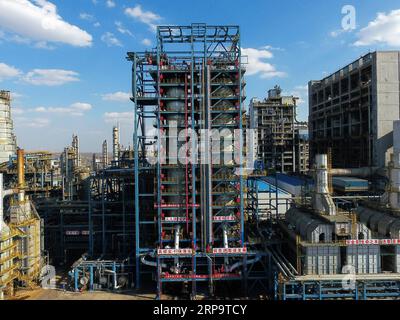 (190416) -- ORDOS, 16 aprile 2019 (Xinhua) -- foto aerea scattata l'11 aprile 2019 mostra la fabbrica di liquefazione del carbone della CHN Energy a Ordos, nella regione autonoma della Mongolia interna della Cina settentrionale. (Xinhua/Liu lei) CHINA-INNER MONGOLIA-ORDOS-COAL LIQUEFACTION (CN) PUBLICATIONxNOTxINxCHN Foto Stock