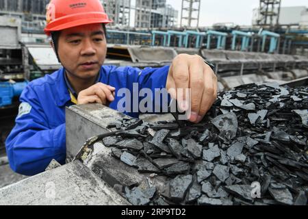 (190416) -- ORDOS, 16 aprile 2019 (Xinhua) -- Un lavoratore controlla il passo dei sottoprodotti nella fabbrica di liquefazione del carbone di CHN Energy a Ordos, regione autonoma della Mongolia interna della Cina settentrionale, 10 aprile 2019. (Xinhua/Liu lei) CHINA-INNER MONGOLIA-ORDOS-COAL LIQUEFACTION (CN) PUBLICATIONxNOTxINxCHN Foto Stock