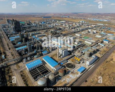 (190416) -- ORDOS, 16 aprile 2019 (Xinhua) -- foto aerea scattata l'11 aprile 2019 mostra la fabbrica di liquefazione del carbone della CHN Energy a Ordos, nella regione autonoma della Mongolia interna della Cina settentrionale. (Xinhua/Liu lei) CHINA-INNER MONGOLIA-ORDOS-COAL LIQUEFACTION (CN) PUBLICATIONxNOTxINxCHN Foto Stock