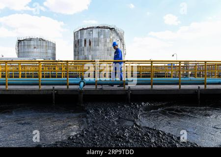 (190416) -- ORDOS, 16 aprile 2019 (Xinhua) -- Un lavoratore esamina un bacino di riciclaggio delle acque reflue nella fabbrica di liquefazione del carbone di CHN Energy a Ordos, nella regione autonoma della Mongolia interna della Cina settentrionale, 11 aprile 2019. (Xinhua/Liu lei) CHINA-INNER MONGOLIA-ORDOS-COAL LIQUEFACTION (CN) PUBLICATIONxNOTxINxCHN Foto Stock