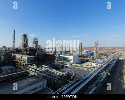 (190416) -- ORDOS, 16 aprile 2019 (Xinhua) -- foto aerea scattata l'11 aprile 2019 mostra la fabbrica di liquefazione del carbone della CHN Energy a Ordos, nella regione autonoma della Mongolia interna della Cina settentrionale. (Xinhua/Liu lei) CHINA-INNER MONGOLIA-ORDOS-COAL LIQUEFACTION (CN) PUBLICATIONxNOTxINxCHN Foto Stock