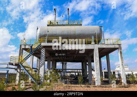 (190416) -- ORDOS, 16 aprile 2019 (Xinhua) -- Un lavoratore esamina le strutture nella fabbrica di liquefazione del carbone di CHN Energy a Ordos, regione autonoma della Mongolia interna della Cina settentrionale, 10 aprile 2019. (Xinhua/Liu lei) CHINA-INNER MONGOLIA-ORDOS-COAL LIQUEFACTION (CN) PUBLICATIONxNOTxINxCHN Foto Stock