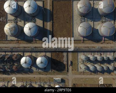 (190416) -- ORDOS, 16 aprile 2019 (Xinhua) -- foto aerea scattata l'11 aprile 2019 mostra serbatoi di petrolio nella fabbrica di liquefazione del carbone della CHN Energy a Ordos, nella regione autonoma della Mongolia interna della Cina settentrionale. (Xinhua/Liu lei) CHINA-INNER MONGOLIA-ORDOS-COAL LIQUEFACTION (CN) PUBLICATIONxNOTxINxCHN Foto Stock