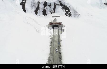 (190417) -- LHASA, 17 aprile 2019 (Xinhua) -- foto aerea scattata l'11 aprile 2019 mostra l'ingresso del tunnel del passo Galung alla contea di Medog, nella città di Nyingchi nella regione autonoma del Tibet della Cina sud-occidentale. Medog, che significa loto segreto in lingua tibetana, si trova a Nyingchi nel Tibet sud-orientale. Essendo sulla parte inferiore del fiume Yarlung Zangbo e a sud dell'Himalaya, la contea di Medog vanta incredibili paesaggi naturali grazie alla sua posizione geografica unica. Prima dell'apertura del traffico, le persone non potevano arrivare a Medog tranne che a piedi. Entrare e uscire da Medog era un pericolo Foto Stock