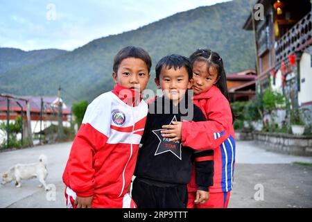(190417) -- LHASA, 17 aprile 2019 (Xinhua) -- bambini sono visti nella contea di Medog, nella città di Nyingchi nella regione autonoma del Tibet del sud-ovest della Cina, 8 aprile 2019. Medog, che significa loto segreto in lingua tibetana, si trova a Nyingchi nel Tibet sud-orientale. Essendo sulla parte inferiore del fiume Yarlung Zangbo e a sud dell'Himalaya, la contea di Medog vanta incredibili paesaggi naturali grazie alla sua posizione geografica unica. Prima dell'apertura del traffico, le persone non potevano arrivare a Medog tranne che a piedi. Entrare e uscire da Medog e' stato un viaggio pericoloso. Frequenti calamità naturali come av Foto Stock