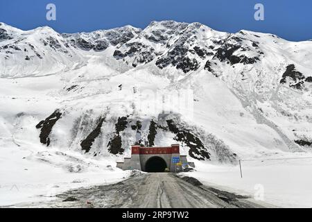 (190417) -- LHASA, 17 aprile 2019 (Xinhua) -- foto scattata l'11 aprile 2019 mostra l'ingresso del tunnel del passo Galung alla contea di Medog, città di Nyingchi nella regione autonoma del Tibet della Cina sud-occidentale. Medog, che significa loto segreto in lingua tibetana, si trova a Nyingchi nel Tibet sud-orientale. Essendo sulla parte inferiore del fiume Yarlung Zangbo e a sud dell'Himalaya, la contea di Medog vanta incredibili paesaggi naturali grazie alla sua posizione geografica unica. Prima dell'apertura del traffico, le persone non potevano arrivare a Medog tranne che a piedi. Entrare e uscire da Medog e' stato un giorno pericoloso Foto Stock